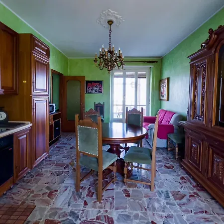 Appartamento Big Apartment close to metro station - 3 Bedrooms *