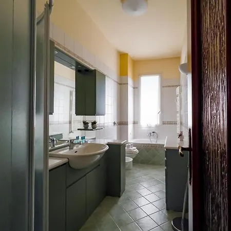 Big Apartment close to metro station - 3 Bedrooms Torino