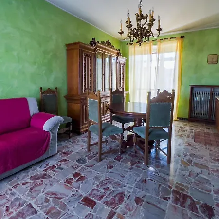Appartamento Big Apartment close to metro station - 3 Bedrooms *