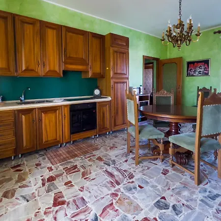 Appartamento Big Apartment close to metro station - 3 Bedrooms *