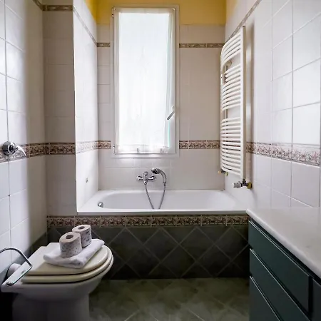 Appartamento Big Apartment close to metro station - 3 Bedrooms *
